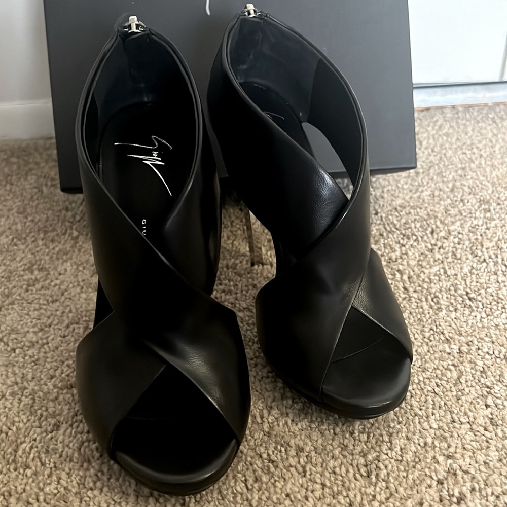 Giuseppe Zanotti Criss cross pump